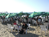 Sol, middelhav, strand… men full påkledning